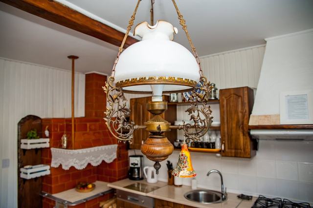 Lampa w kuchni – dom wakacyjny Gaja, Puszcza Białowieska
