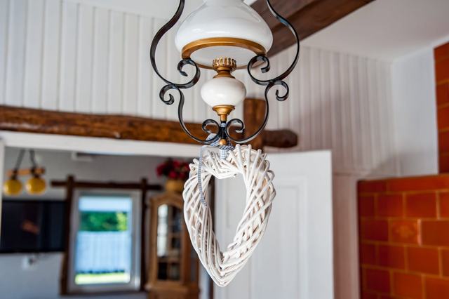 Lampa w jadalni – dom wakacyjny Gaja, Puszcza Białowieska